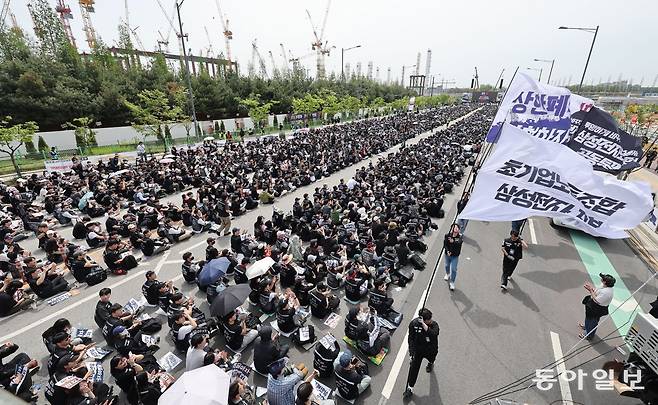 23일 경기 평택시 삼성전자 평택캠퍼스 앞에서 열린 삼성전자 노동조합 공동투쟁본부의 ‘투명하게 바꾸고, 상한폐지 실현하자-4/23 투쟁 결의대회가 열리고 있다. 2026.4.23. 양회성 기자 yohan@donga.com