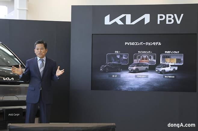 김상대 기아 PBV비즈니스사업부장 부사장이 일본 도쿄 기아PBV재팬 도쿄니시 직영점에서 열린 PV5 공식 출시 행사에서 신차를 소개하고 있다. 기아 제공