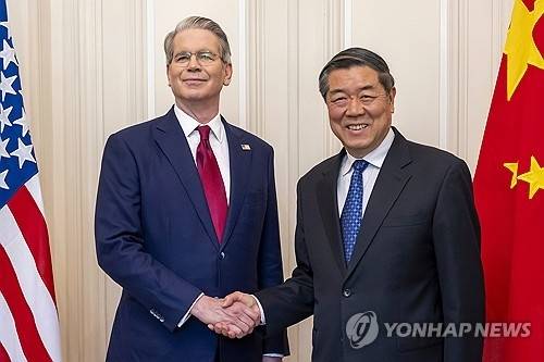 지난해 5월 스위스 제네바에서 만난 스콧 베선트(왼쪽) 미 재무장관과 허리펑 중국 부총리. EPA 연합뉴스 자료사진