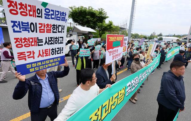 12일 오후 전남 강진군 군동면 강진제2실내체육관에서 더불어민주당 공천 관련 여론조사 오류를 주장하는 국민주권연대 관계자들이 시위하고 있다. [연합뉴스]