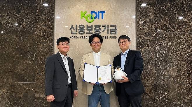 좌로부터 박도현 신용보증기금 지점장, 김지한 두비덥 대표, 오경상 신용보증기금 부지점장. 사진=두비덥
