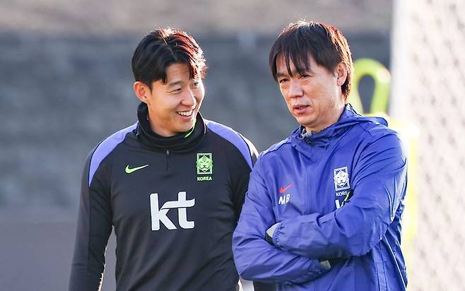 홍명보 대한민국 축구 국가대표팀 감독과 주장 손흥민이 지난해 11월 충남 천안시 대한민국 축구종합센터에서 훈련에 앞서 대화하고 있다. 뉴시스