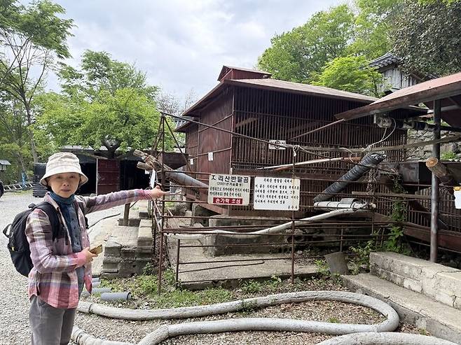 지난달 29일 전남 구례 문수사에서 윤주옥 ‘반달곰친구들’ 이사가 곰들의 상황을 설명하고 있다. 김지숙 기자