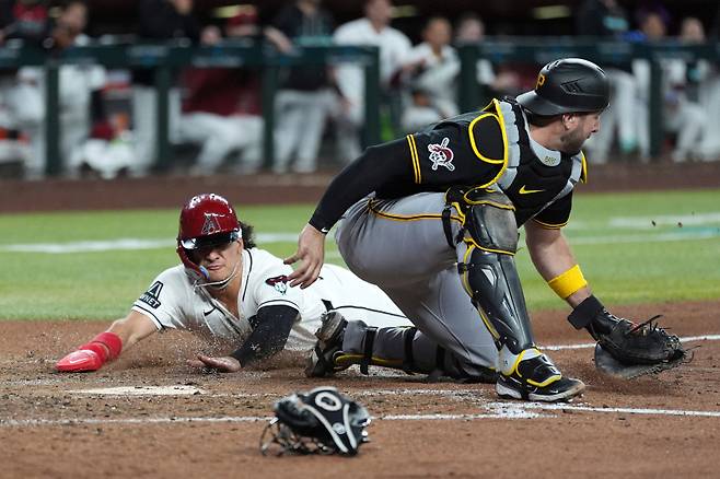 <yonhap photo-3914=""> Arizona Diamondbacks' Alek Thomas, left, scores a run as Pittsburgh Pirates catcher Joey Bart makes a late tag during the sixth inning of a baseball game, Tuesday, May 5, 2026, in Phoenix. (AP Photo/Ross D. Franklin)/2026-05-06 13:32:58/ <저작권자 ⓒ 1980~2026 ㈜연합뉴스. 무단 전재 재배포 금지, AI 학습 및 활용 금지></yonhap>