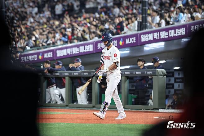 롯데 자이언츠 '주전 유격수' 전민재(27)가 뜨거웠던 지난해 4월 타격 페이스를 다시 보여주고 있다. 사진=롯데 자이언츠