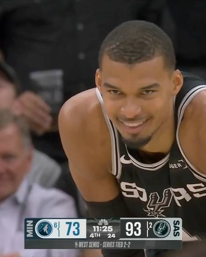 13일 미네소타와의 2025~26 NBA 서부 PO 2라운드 5차전 중 미소 짓는 샌안토니오 웸반야마. 사진=Sportscenter SNS