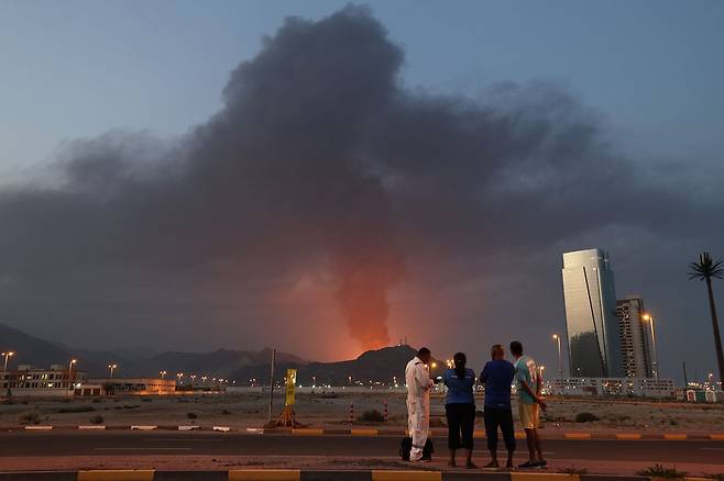 지난 3월 3일 아랍에미리트(UAE) 푸자이라 산업지대에서 이란 공격으로 추정되는 폭발이 발생한 뒤 검은 연기가 치솟고 있다. AFP=연합뉴스