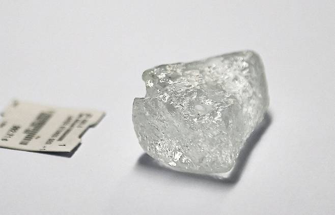 지난 7일(현지시간) 보츠와나 가보로네 다이아몬드거래회사(DTC)에서 천연 원석 다이아몬드가 전시되어 있다. 로이터=연합뉴스