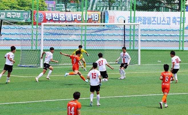 ▲ 구도(球都) 강릉에서 ‘2026 금강대기 전국 고등학교 축구대회’ 예선 조별리그가 한창인 가운데 12일 강릉강남축구공원 경기장에서 경기화성시U18과 제주오현고의 경기가 열렸다. 황선우 기자