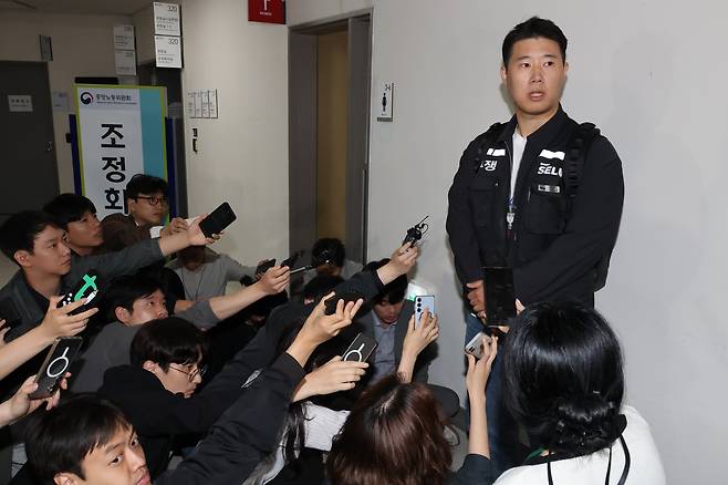 오늘(13일) 새벽 사후조정이 결렬된 뒤, 최승호 삼성전자 초기업 노조 위원장이 취재진에게 입장을 밝히고 있다.
