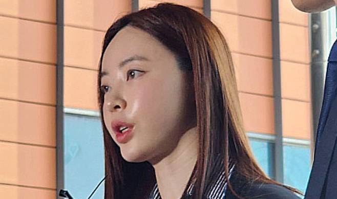 필라테스 강사 출신 인플루언서 양정원 씨(37)가 29일 오후 자신이 연루된 가맹사기 사건의 대질조사를 위해 강남경찰서에 출석하며 취재진 질문에 답하고 있다. /사진=뉴스1