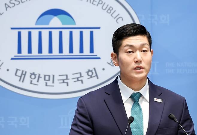 국민의힘 김재섭 의원이 13일 국회 소통관에서 기자회견을 열고 더불어민주당 정원오 서울시장 후보의 폭행 전과와 관련한 내용을 밝히고 있다.  /사진=연합뉴스