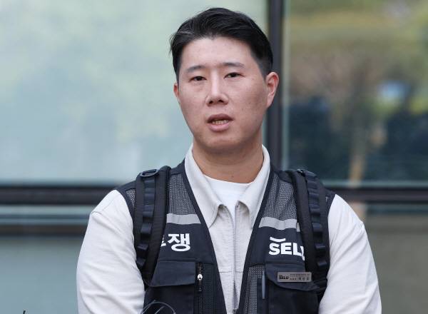 최승호 초기업노조 삼성전자지부 위원장이 13일 경기도 수원시 영통구 수원지방법원에서 열린 삼성전자가 노조를 상대로 제기한 위법 쟁의행위 금지 가처분 신청 심문을 마치고 나와 취재진 질문에 답하고 있다. 연합뉴스