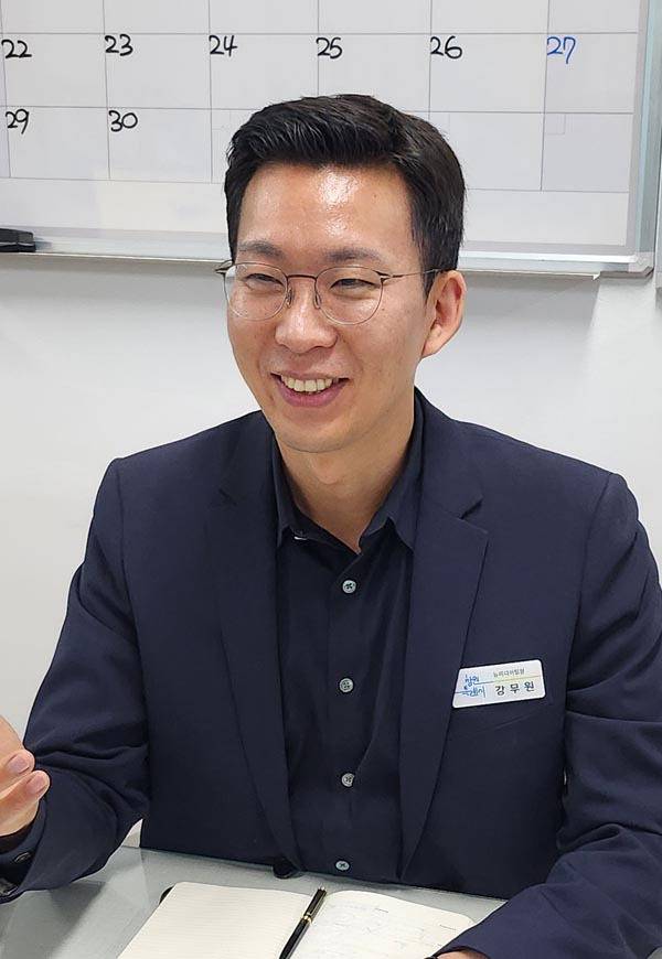 지난 12일 국제신문과의 인터뷰에서 창원시 공식 유튜브 채널 ‘추천 창원’의 운영 방향을 밝히는 강무원 시 뉴미티어팀장.  김용구 기자