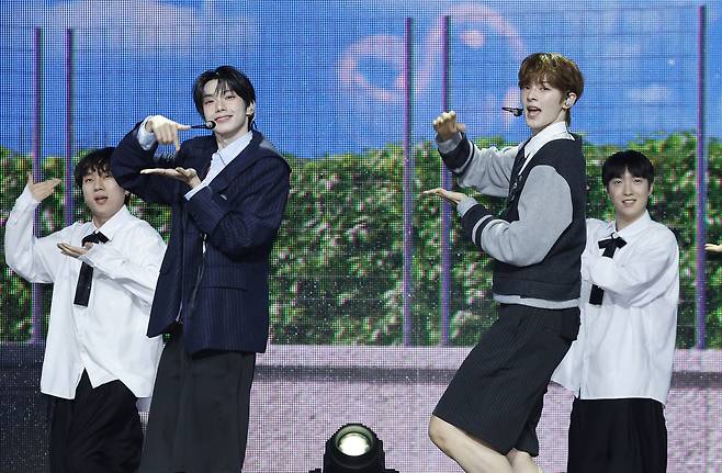 Flare U performs "Way 2 U" during a media showcase for “Youth Error” held at Blue Square Woori Won Banking Hall in Yongsan-gu, central Seoul, Wednesday. (Newsis)