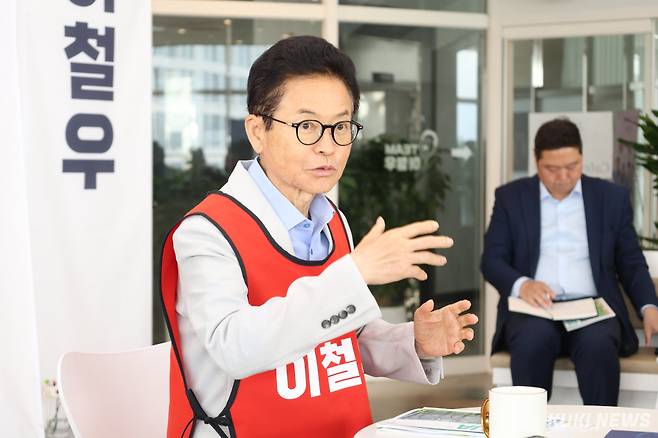 13일 경북 안동 선거사무소에서 이철우 국민의힘 경북도지사 예비후보가 기자들의 질문에 대답하고 있다. 대구경북인터넷기자협회 공동취재단