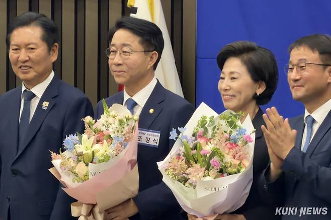 더불어민주당 제22대 국회 후반기 국회의장 후보로 선출된 조정식 의원과 부의장 후보로 선출된 남인순 의원이 13일 서울 여의도 국회에서 열린 제22대 국회 후반기 국회의장 및 부의장 후보 선출 의원총회에서 기념 촬영하고 있다. 왼쪽부터 정청래 대표, 조 의원, 남 의원, 한병도 원내대표. 연합뉴스