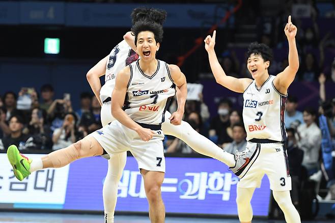 KCC 허훈(왼쪽)과 허웅이 기뻐하고 있다. KBL 제공