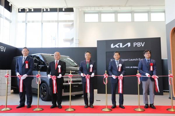 (왼쪽부터) 기아 PBV 재팬 타지마 야스나리 대표이사, 일본자동차수입협회(JAIA) 부이사장 이리노 야쓰가즈 전무, 주일한국대사관 정경록 상무관, 기아 PBV비즈니스사업부장 김상대 부사장, 소지츠 자동차본부 하타케야마 타다시게 부장이 기념 사진을 촬영하는 모습 [사진 제공=기아]