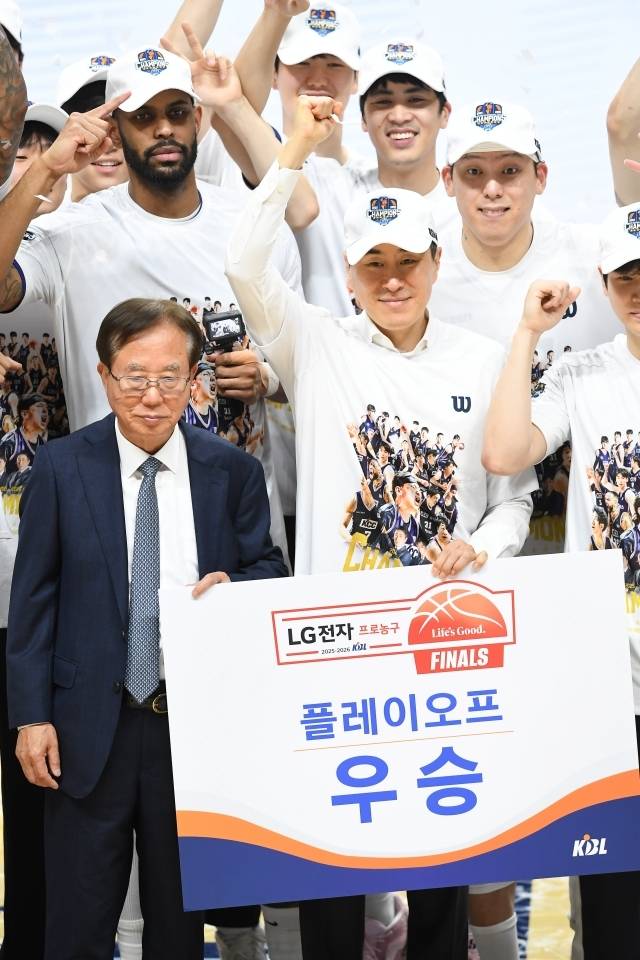 이상민 감독도 새 역사의 주인공이 됐다. 그는 KBL 최초 단일 구단 선수, 코치, 감독으로 우승한 남자가 됐다. 사진=KBL 제공