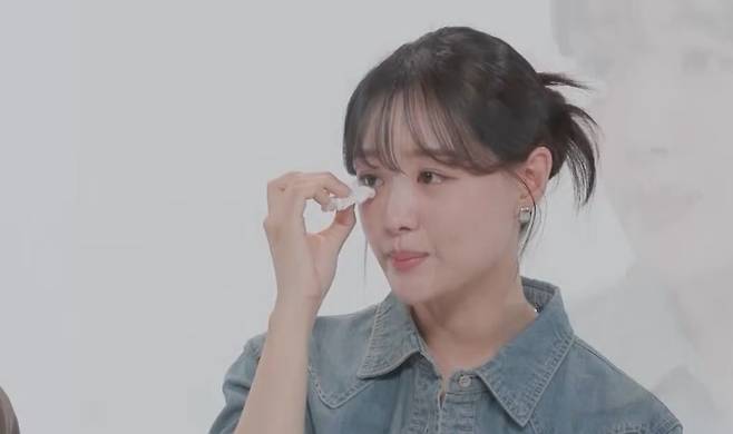 그룹 시크릿 출신 송지은이 하반신 마비인 남편 박위와의 결혼식 영상 악플에 눈물을 보였다. /사진=SBS '동상이몽2-너는 내 운명' 예고편 영상 캡처