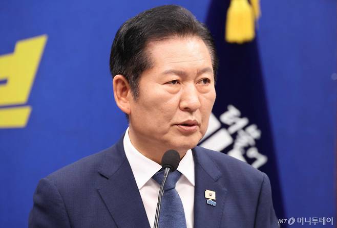 [서울=뉴시스] 조성봉 기자 = 정청래 더불어민주당 대표가 13일 오전 서울 여의도 국회에서 열린 6.3 지방선거 관련 기자회견에서 발언을 하고 있다. 2026.05.13. suncho21@newsis.com /사진=조성봉