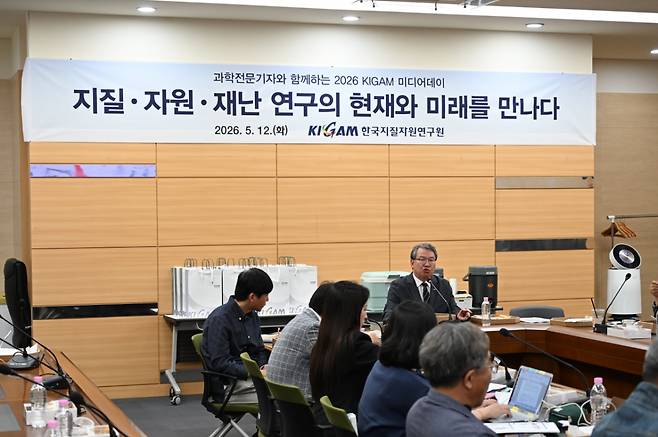 권이균 지질자원연 원장이 12일 열린 2026년 지질자원연 미디어데이에서 질문에 답하고 있다. /사진=한국지질자원연구원