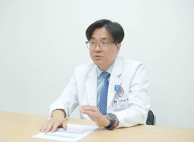 이재갑 한림대학교 강남성심병원 감염내과 교수가 머니투데이와 인터뷰하고 있다./사진= 코로나19 후유증 조사연구 사무국