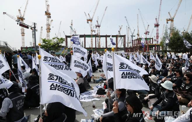 (평택=뉴스1) 김영운 기자 = 23일 경기 평택시 고덕동 삼성전자 평택캠퍼스에서 열린 삼성전자 노동조합 공동투쟁본부 '4·23 투쟁 결의대회'에서 조합원들이 구호를 외치고 있다. 2026.4.23/뉴스1  Copyright (C) 뉴스1. All rights reserved. 무단 전재 및 재배포,  AI학습 이용 금지. /사진=(평택=뉴스1) 김영운 기자