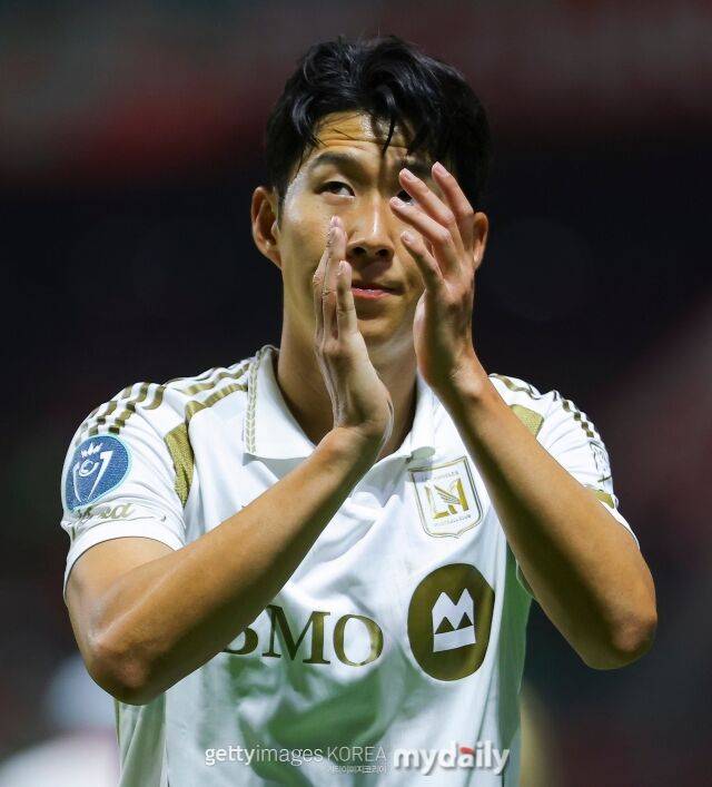 손흥민(LAFC)이 7일 펼쳐진 톨루카와의 ‘2026 북중미카리브축구연맹(CONCACAF) 챔피언스컵’ 준결승 2차전에서 0-4로 패한 후 팬들에게 인사를 하고 있다./게티이미지코리아