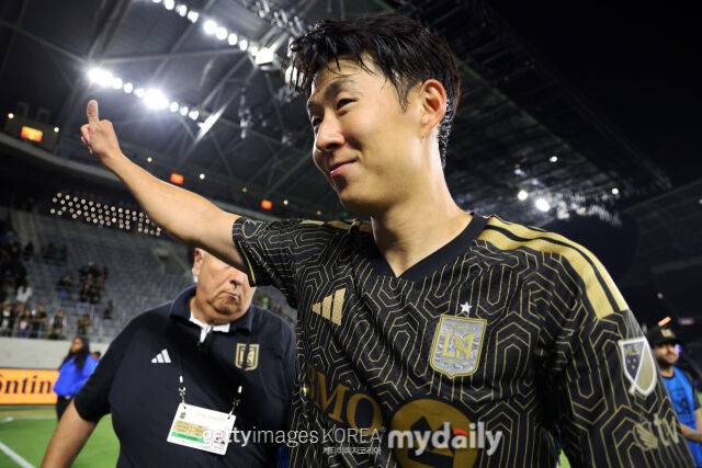 한국의 월드컵 본선 상대 중 하나인 남아프리카공화국 매체 '킥오프'가 12일 손흥민(LA FC)의 득점력 저하를 조명했다. 손흥민이 지난 11일 열린 휴스턴 다이너모전이 끝난 뒤 팬들에게 인사를 하고 있다./게티이미지코리아
