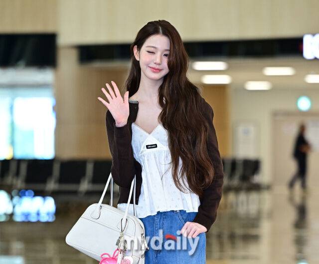 ▲ 윙크 손인사