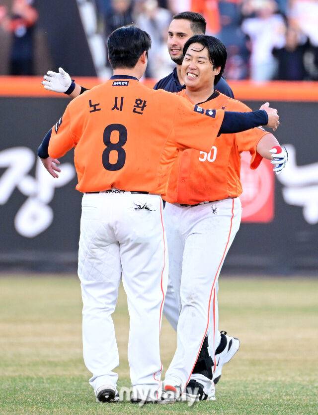 2026년 3월 28일 오후 대전 한화생명볼파크에서 열린 ‘2026 신한 SOL KBO리그' 개막전 키움 히어로즈와 한화 이글스의 경기. 한화 강백호가 연장 11회말 끝내기 안타를 치며 10-9 승리한 뒤 기뻐하고 있다./마이데일리