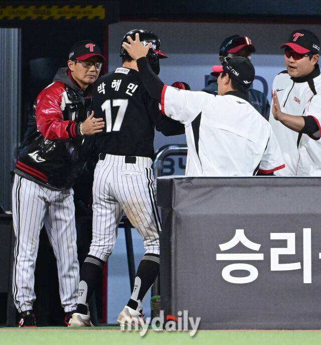 2026년 4월 30일 오후 경기도 수원KT위즈파크에서 열린 '2026 신한 SOL KBO리그' LG 트윈스와 KT 위즈의 경기. LG 3루 주자 박해민이 8회초 2사 1.3루서 구본혁의 1타점 적시타 때 홈을 밟고 염경엽 감독의 축하를 받고 있다./마이데일리