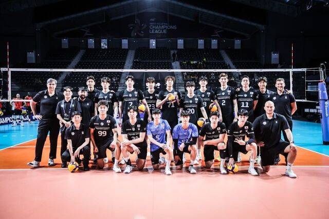 2024-2025시즌 V-리그 우승팀 자격으로 아시아배구연맹(AVC) 챔피언스리그에 출격한 현대캐피탈이 13일 인도네시아에서 알 라이얀(카타르)전을 앞두고 기념 촬영에 임하고 있다./FIVB 제공