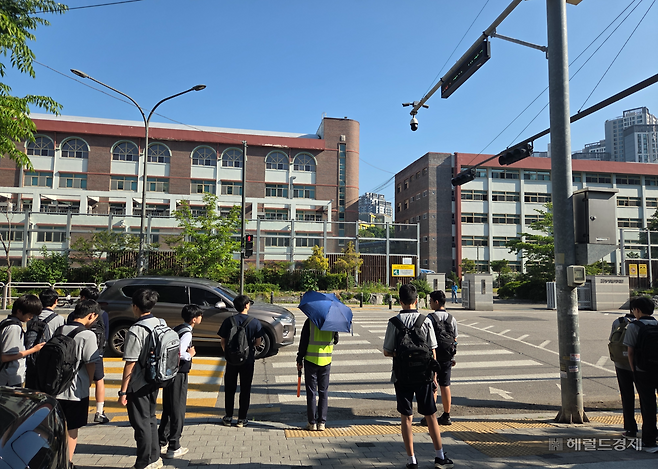 13일 오전 8시께 서울 마포구 숭문중학교 학생들이 등교를 위해 횡단보도 신호를 기다리고 있다. 학생들은 최근 광주 여고생 흉기 피습 사건을 의식해 삼삼오오 무리를 지어 등교했다. 이영기 기자