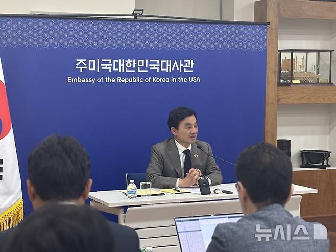 [워싱턴=뉴시스]이윤희 특파원 = 안규백 국방부 장관이 12일(현지 시간) 미 워싱턴DC 주미대사관에서 특파원 간담회를 진행하고 있다. 2026.05.13.