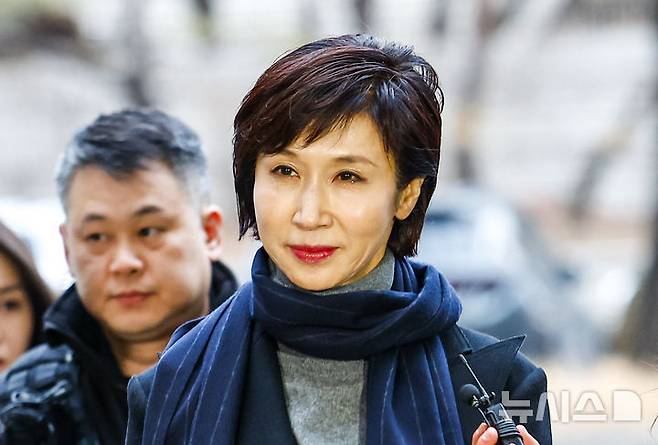 [서울=뉴시스] 정병혁 기자 = 최태원 SK 회장과 노소영 아트센터 나비 관장의 재산 분할 파기 환송심 조정기일이 13일 열린다. 사진은 노 관장이 지난 1월 9일 서울 서초구 서울고등법원에서 열린 최태원 SK그룹 회장과의 재산분할 파기환송심 1차 변론에 출석하는 모습. 2026.05.13. jhope@newsis.com