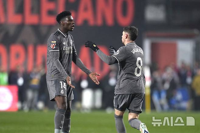 [마드리드=AP/뉴시스] 스페인 프로축구 프리메라리가 레알 마드리드의 오렐리앵 추아메니(왼쪽), 페데리코 발베르데. 2024.12.14.