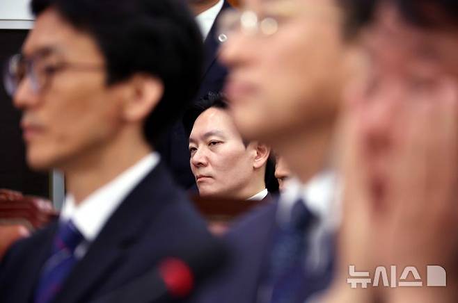 [서울=뉴시스] 조성봉 기자 = 대검찰청이 쌍방울 대북송금 수사 과정에서 '연어 술파티 회유 의혹'을 받는 박상용 인천지검 부부장검사의 징계를 청구하며 이제 수위를 결정할 공은 법무부로 넘어갔다. 쌍방울 대북 송금 사건을 수사했던 박상용 검사가 지난달 14일 오전 서울 여의도 국회 '윤석열정권정치검찰조작기소의혹사건진상규명국정조사특별위원회'에서 열린 청문회에서 잠시 생각에 잠겨있다. 2026.05.13. suncho21@newsis.com