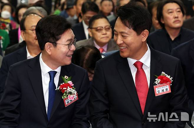 [서울=뉴시스] 최진석 기자 = 정원오 더불어민주당 서울시장 후보와 오세훈 국민의힘 서울시장 후보가 6일 서울 중구 장충체육관에서 열린 2026 서울시 어버이날 기념식에서 미소짓고 있다. 2026.05.06. myjs@newsis.com