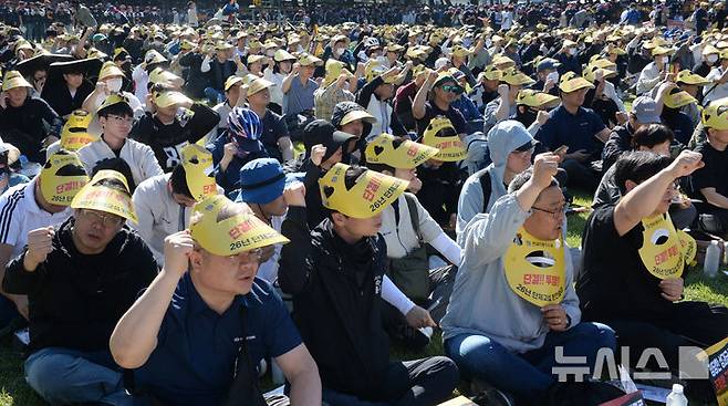 [울산=뉴시스] 배병수 기자 = 전국금속노조 현대자동차지부가 13일 현대차 울산공장 본관 앞 잔디밭에서 2026년 단체교섭 승리를 위한 전체 조합원 출정식을 진행하고 있다. 2026.05.13. bbs@newsis.com