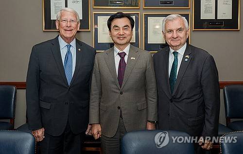 안규백 국방부 장관, 미 의회 주요 인사 접견 (서울=연합뉴스) 안규백 국방부 장관(가운데)이 12일(현지시간) 미국 워싱턴 D.C.에서 로저 위커 미 상원 군사위원장(왼쪽)과 잭 리드미 상원 군사위 간사(오른쪽)를 만나 기념 촬영하고 있다. 2026.5.13 [국방부 제공. 재판매 및 DB 금지] photo@yna.co.kr