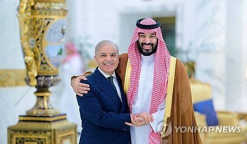 샤리프 파키스탄 총리(왼쪽)와 무함마드 빈 살만 사우디 왕세자 [로이터=연합뉴스 자료사진 제공]