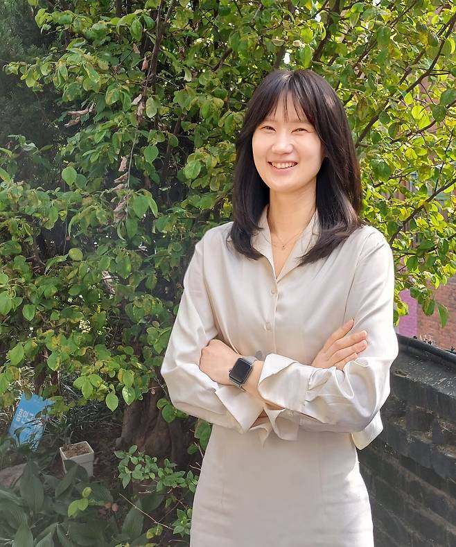 블로그와 유튜브에서 ‘아임플래너’로 활동하는 황정희씨가 포즈를 취하고 있다.