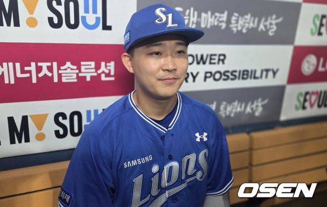 [OSEN=잠실, 한용섭 기자] 삼성 라이온즈 전병우가 12일 잠실구장에서 열린 LG 트윈스와 경기에서 8회 만루 홈런을 터뜨렸다. 경기 후 취재진과 인터뷰를 하고 있다. /orange@osen.co.kr