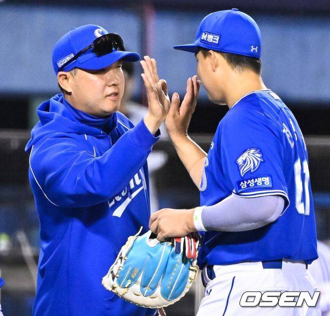 [OSEN=잠실, 박준형 기자]경기종료 후 삼성 박진만 감독이 5타점 기록한 전병우와 하이파이브를 하고 있다.    2026.05.12 / soul1014@osen.co.kr