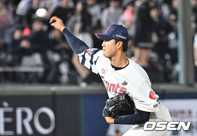 [OSEN=부산, 이석우 기자] 7일 부산 사직야구장에서 2026 신한 SOL KBO 리그 롯데 자이언츠와 KT 위즈의 경기가 열렸다. 홈팀 롯데는 나균안이, 방문팀 KT는 고영표가 선발 출전했다.롯데 자이언츠 윤성빈이 역투하고 있다. 2026.04.07 / foto0307@osen.co.kr