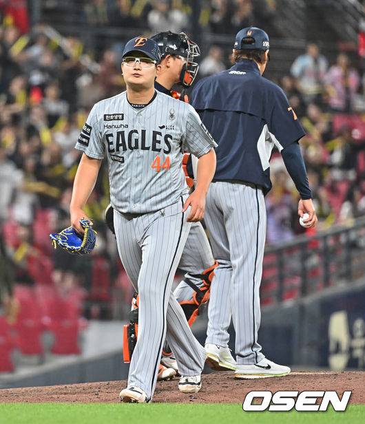 [OSEN=광주, 이석우 기자] 7일 광주-기아 챔피언스필드에서 2026 신한 SOL KBO 리그 KIA 타이거즈와 한화 이글스의 경기가 열렸다. 홈팀 KIA는 양현종이, 방문팀 한화는 정우주가 선발 출전했다.한화 이글스 김서현이 9회말 2실점 후 교체되고 있다. 2026.05.07 / foto0307@osen.co.kr