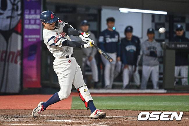 [OSEN=부산, 이석우 기자] 13일 부산 사직야구장에서 2026 신한 SOL KBO 리그 롯데 자이언츠와 NC 다이노스의 경기가 열렸다. 홈팀 롯데는 비슬리가, 방문팀 NC는 테일러가 선발 출전했다.롯데 자이언츠 손성빈이 4회말 1사 좌중간 2루타를 치고 있다. 2026.05.13 / foto0307@osen.co.kr